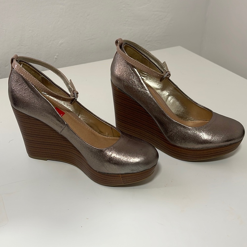 R2 wedge heels